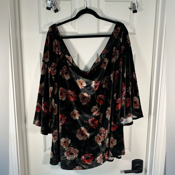 Torrid Off the Should Dark Romance Velvet Floral Top Bell Sleeve size 4x - Picture 8 of 9